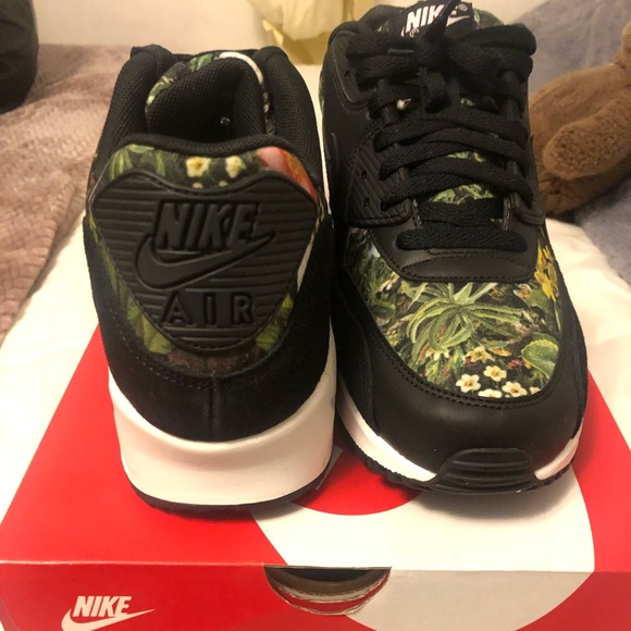 Women’s Air Max Nike SE Size 11 - Picture 2 of 4